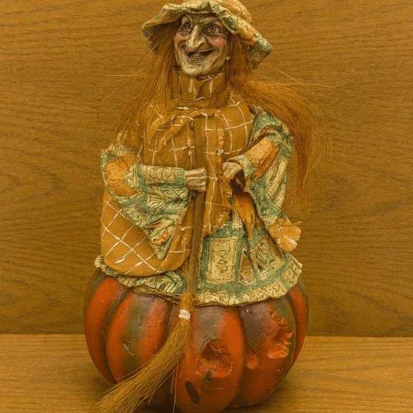 Statuetta Befana con scopa su zucca luminosa a batterie