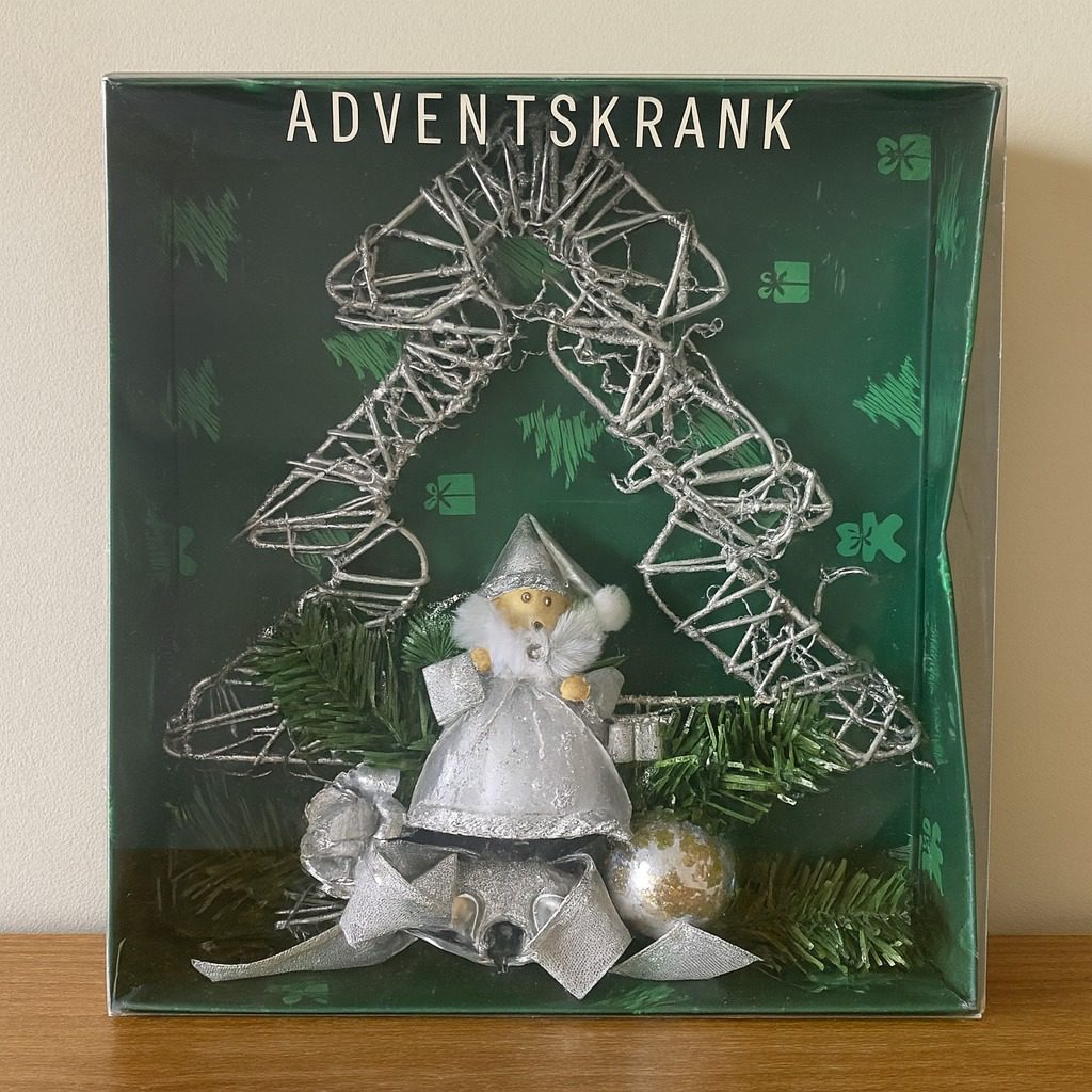 230970fc-c69d-45d1-aaac-d3eb38da5c53 Decorazione natalizia “Adventskranz” con albero e angioletto argentato - immagine 1