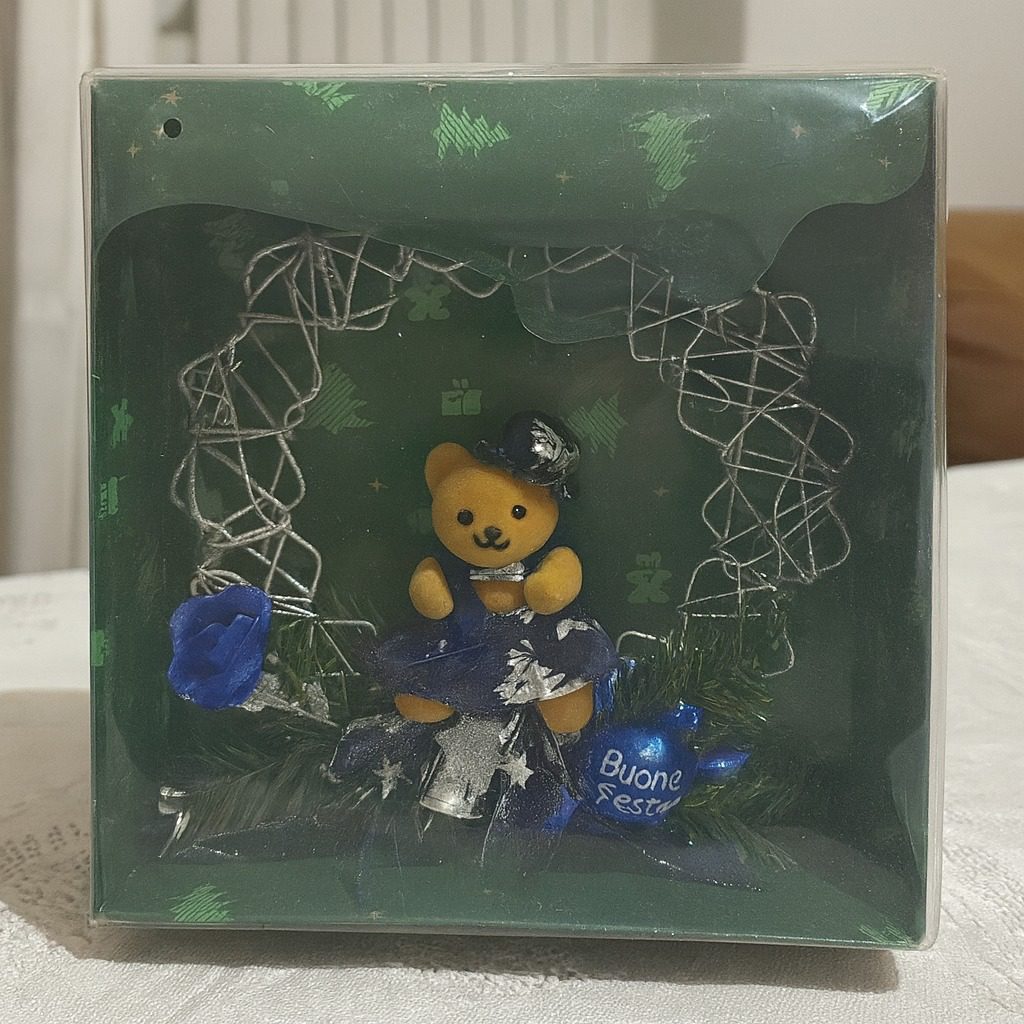 4db57000-9f4a-4f38-9d1e-2e8c34322cad Decorazione natalizia “Buone Feste” con orsetto e dettagli blu - immagine 1