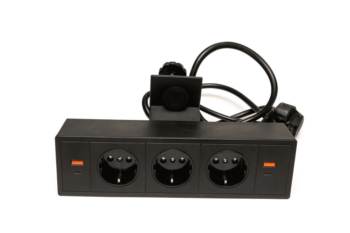 ChatGPT Image 22 ott 2025, 19_21_49 Multipresa da Scrivania 3 Posti Schuko con Porte USB e USB-C | Fissaggio a Morsa | Design Nero Professionale - immagine 1