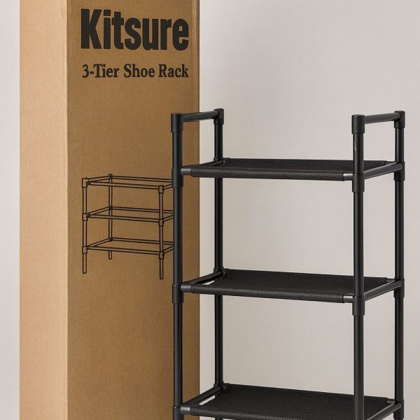 Il portascarpe Kitsure a 3 ripiani è la soluzione ideale per mantenere ordine e pulizia in ingresso, camera da letto, armadio o ripostiglio. Grazie alla sua struttura in tubi metallici resistenti e ai ripiani in tessuto nero traspirante, offre stabilità e praticità senza rinunciare a un design semplice e moderno. Facile da montare e leggero da spostare, è perfetto per organizzare scarpe, pantofole, borse, piccoli accessori o scatole. Il sistema modulare permette anche di affiancare più unità per creare una soluzione più ampia. 🔧 Caratteristiche principali 🖤 3 ripiani in tessuto nero robusti e traspiranti 🔩 Struttura in metallo che garantisce stabilità e durata 👟 Può contenere fino a 9 paia di scarpe (a seconda della misura) 🛠️ Montaggio rapido senza attrezzi 🏠 Ideale per ingresso, camera, cabina armadio, bagno, lavanderia 🪶 Leggero e facile da spostare 🧼 Facile da pulire e mantenere 📏 Dimensioni (standard del modello) Lunghezza: 60–65 cm Profondità: 28–30 cm Altezza: 50–55 cm