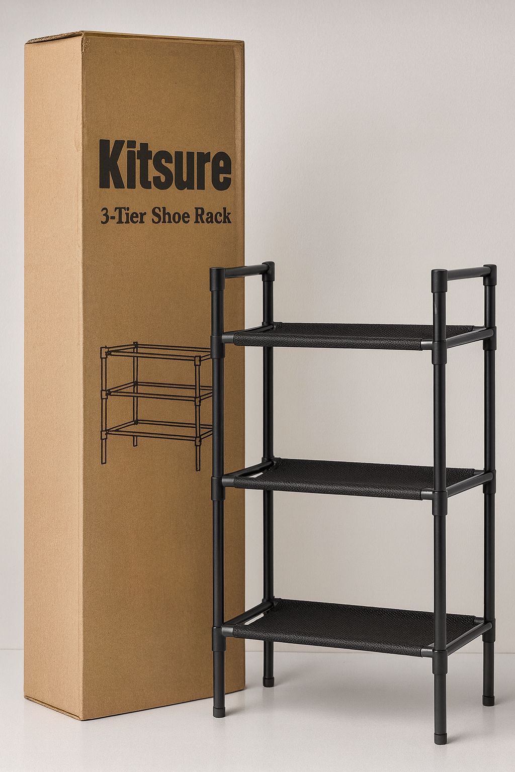IMG-20251127-WA0029 Il portascarpe Kitsure a 3 ripiani è la soluzione ideale per mantenere ordine e pulizia in ingresso, camera da letto, armadio o ripostiglio. Grazie alla sua struttura in tubi metallici resistenti e ai ripiani in tessuto nero traspirante, offre stabilità e praticità senza rinunciare a un design semplice e moderno. Facile da montare e leggero da spostare, è perfetto per organizzare scarpe, pantofole, borse, piccoli accessori o scatole. Il sistema modulare permette anche di affiancare più unità per creare una soluzione più ampia. 🔧 Caratteristiche principali 🖤 3 ripiani in tessuto nero robusti e traspiranti 🔩 Struttura in metallo che garantisce stabilità e durata 👟 Può contenere fino a 9 paia di scarpe (a seconda della misura) 🛠️ Montaggio rapido senza attrezzi 🏠 Ideale per ingresso, camera, cabina armadio, bagno, lavanderia 🪶 Leggero e facile da spostare 🧼 Facile da pulire e mantenere 📏 Dimensioni (standard del modello) Lunghezza: 60–65 cm Profondità: 28–30 cm Altezza: 50–55 cm - immagine 1