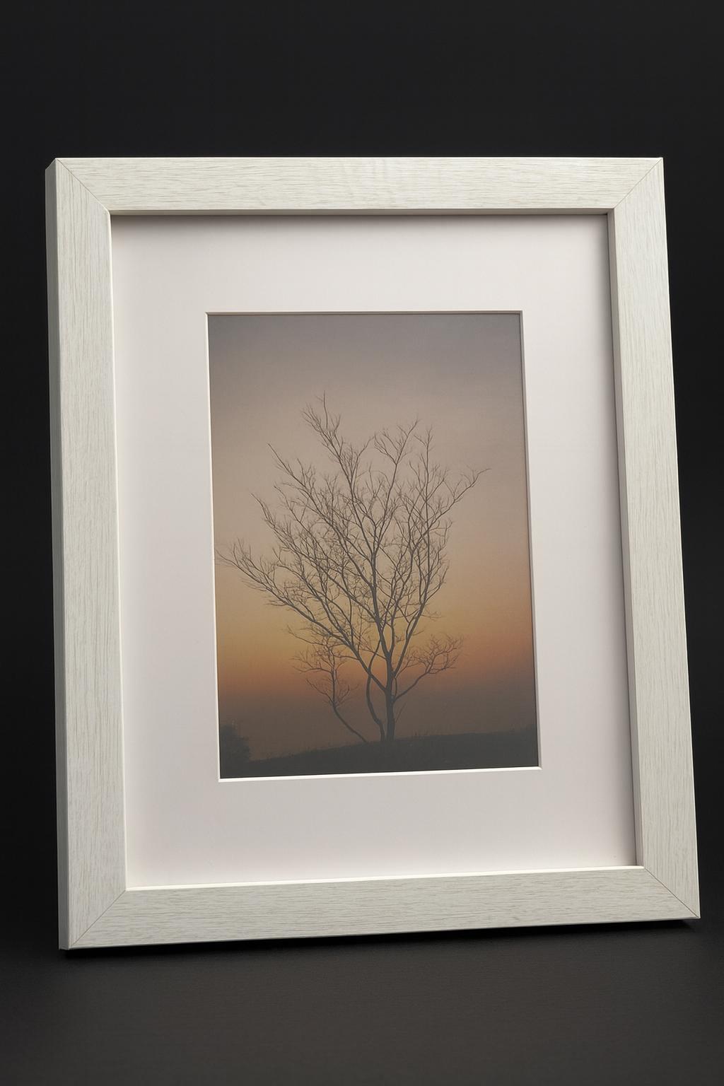IMG-20251204-WA0009 Cornice Foto in Legno Bianco con Passepartout – Formato A4, Elegante e Pronta da Appendere o Appoggiare 30x25 - immagine 1