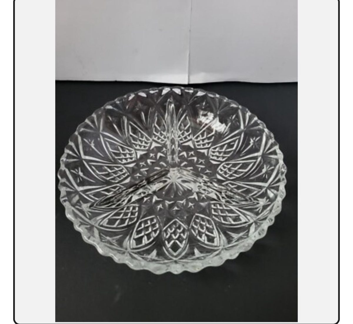 IMG-20251210-WA0020 Piatto in Vetro Inciso a 3 Scomparti – Design Elegante Vintage – Ideale per Antipasti e Dolci - immagine 1